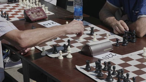 チェスの選手はトーナメントでチェスのゲームをプレイします - 写真・画像