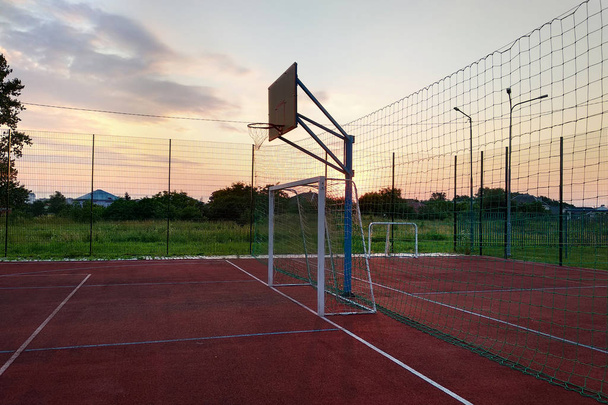 En plein air mini terrain de football et de basket-ball avec porte à billes et b
 - Photo, image
