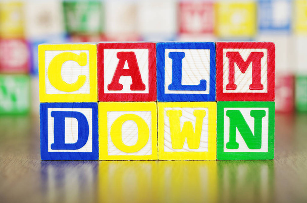 Calm Down gespeld in alphabet Building Blocks - Foto, afbeelding
