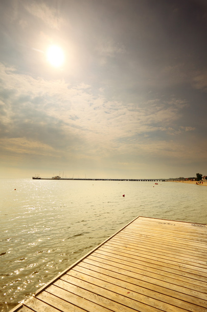 oude houten pier bij de zee zonsopgang of zonsondergang - Foto, afbeelding