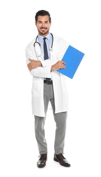 Fiatal hím orvos-val csipeszes írótábla-ra fehér háttér. Gyógyszolgáltatás - Fotó, kép