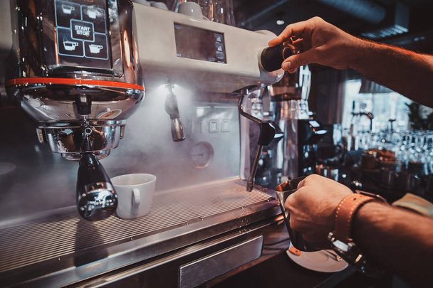 Prozess der Kaffeezubereitung mit Kaffeemaschine - Foto, Bild