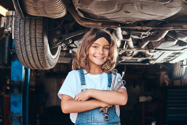 Portrait de mignonne petite fille au service automobile
 - Photo, image