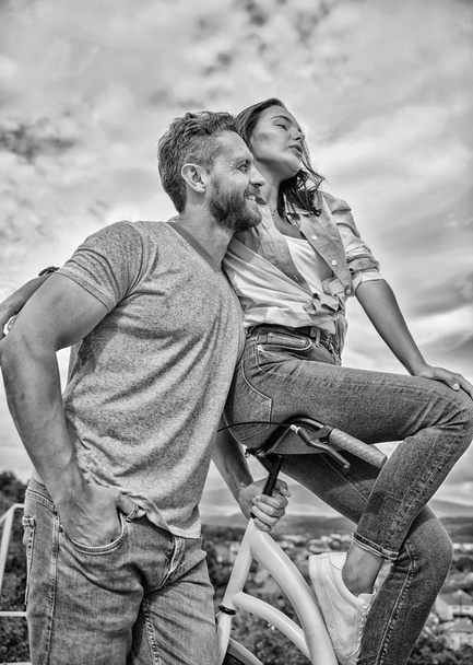 Girl likes he rides her on handlebar. Girl sit on handlebar of his bike. Man bearded macho rides girlfriend on his bike. Idea for romantic date with bicycle. Why women more attracted biker guys - Foto, Imagem