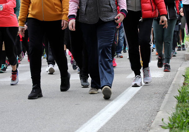 la gente cammina per strada durante una manifestazione in città
 - Foto, immagini