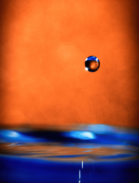 Splash fotografia feita com iluminação colorida
 - Foto, Imagem