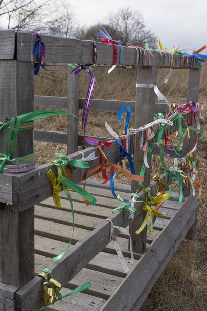 Γέφυρα επιθυμίες κιγκλίδωμα δεμένα με χρωματιστές κορδέλες - Φωτογραφία, εικόνα