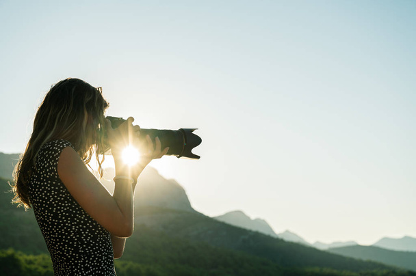 Młoda kobieta fotografa robienia zdjęć pięknej przyrody - Zdjęcie, obraz