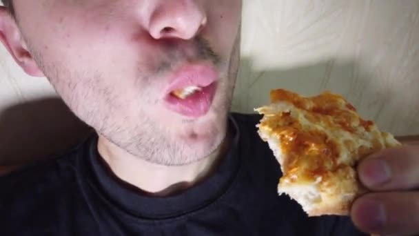 Man eet fast food bijten pizza slice extreme close up - Video