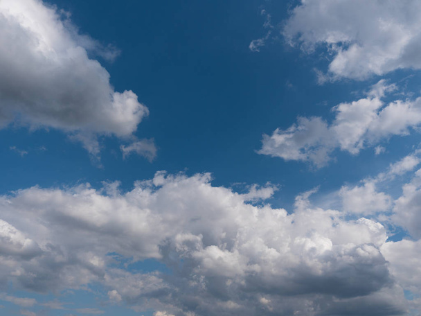 Belle varie forme nuvole nel cielo alto - Foto, immagini