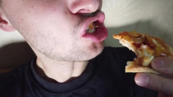 Člověk jí rychlík kousavou pizzu řez extrémní blízko - Záběry, video