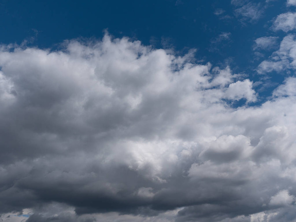 Красивые различные формы облаков в высоком небе - Фото, изображение