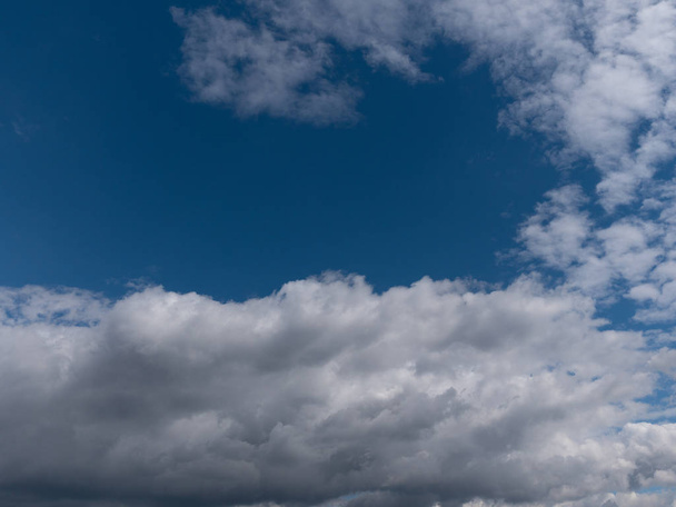 Красивые различные формы облаков в высоком небе - Фото, изображение