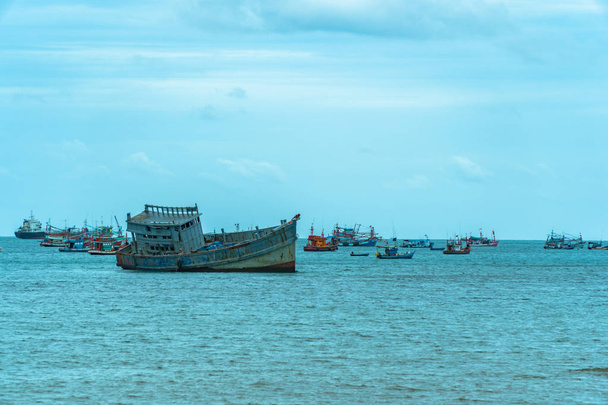 Egy nagy halászhajó rekedt Samae San Beach Chonburi Thaiföld - Fotó, kép