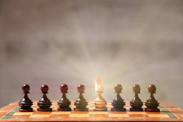 Jefe, liderazgo y estrategia empresarial. Juego de mesa. Un peón de ajedrez en un tablero de ajedrez
 - Foto, imagen