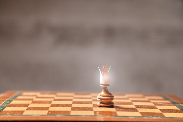 Kral, liderlik ve iş stratejisi. Masa oyunu. Satranç tahtasında bir satranç piyon - Fotoğraf, Görsel
