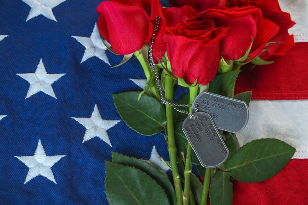Amerykańska flaga z róż i wojskowych tagów psa - Zdjęcie, obraz