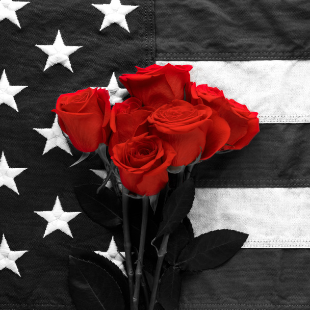 Μαύρη και λευκή αμερικανική σημαία με κόκκινα τριαντάφυλλα - Φωτογραφία, εικόνα