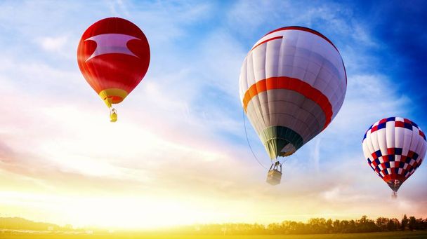 Balonlar gün batımının arka planına doğru uçar. Sıcak hava balonları - Fotoğraf, Görsel