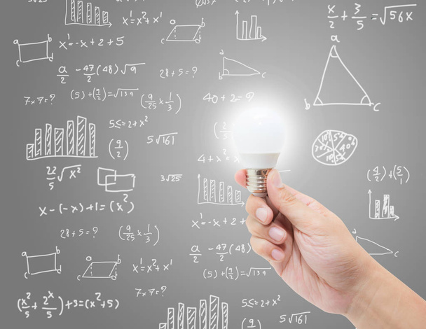 main tenir ampoule avec remue-méninges idée créative sur maths formul
 - Photo, image
