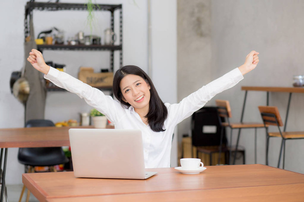 Asiática joven mujer de negocios emocionada y feliz de éxito con lapto
 - Foto, imagen