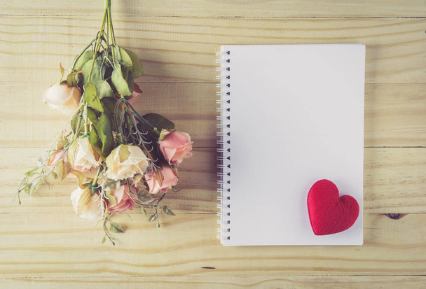 Винтажный цветочный букет на деревянном столе с видом сверху, романтический
 - Фото, изображение