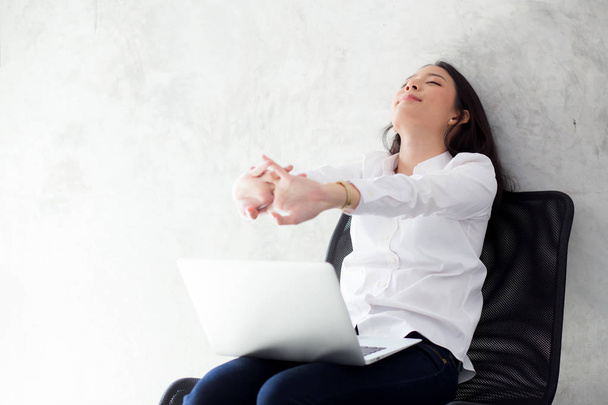 Belle jeune femme asiatique avec ordinateur portable stretch et exercice rel
 - Photo, image