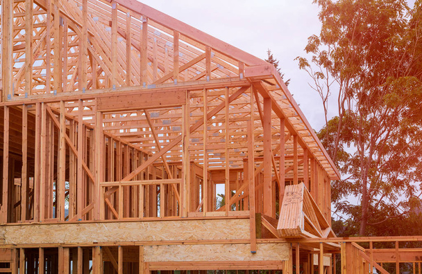 Οικοδομικές κατασκευές, ξύλινη κορνίζα νέο σπίτι υπό κατασκευή στέγη που χτίζοντας - Φωτογραφία, εικόνα
