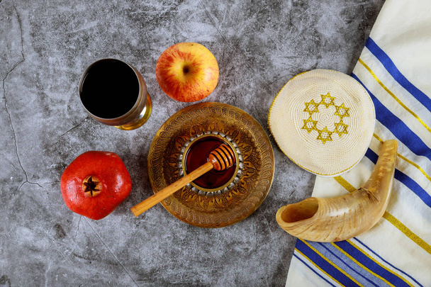 Shofar e tallit com frasco de mel de vidro e maçãs maduras frescas. Símbolos do ano novo judeu. Rosh hashanah
 - Foto, Imagem