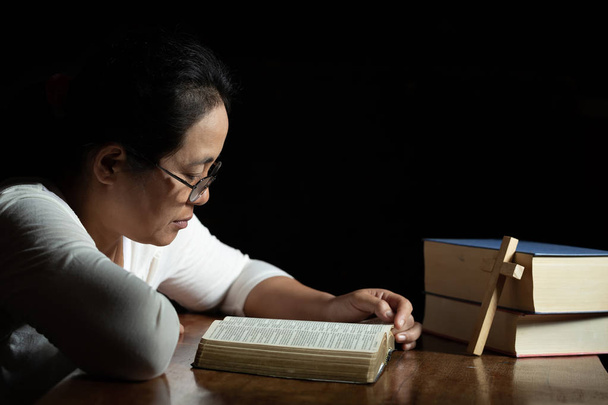 キリスト教徒の女性は家の中で聖文を読みます  - 写真・画像