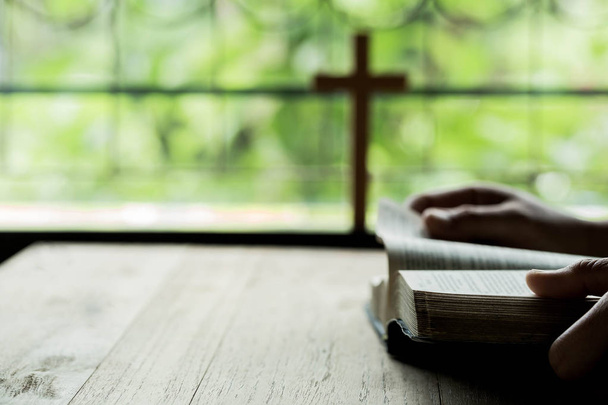 Kříže otevřené nad Biblí na dřevěném stole - Fotografie, Obrázek