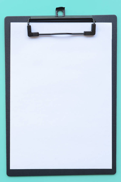 primo piano di carta vuota su sfondo blu - Foto, immagini