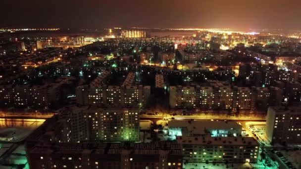 Lucht vlucht geschoten boven Russische nacht stadslichten. Koude avond winter stad met oude Sovjet-gebouwen. Downtown Cityscape - Video