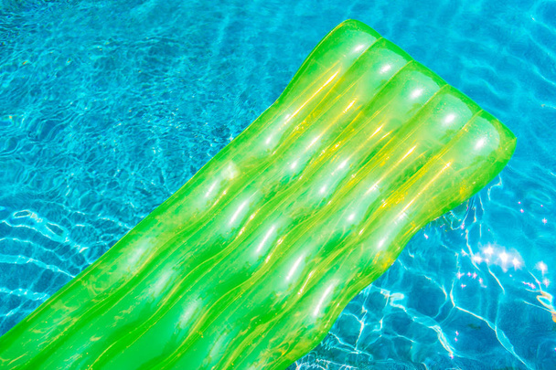 bunter Schwimmring oder Gummischwimmer um Schwimmbadwasser - Foto, Bild