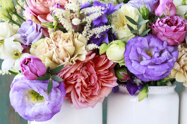 Fondo de flores con rosa, eustoma, clavel y espiral
.  - Foto, imagen