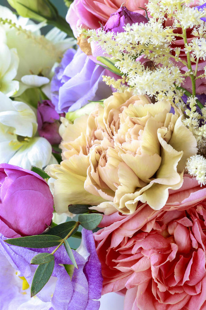 Květinové pozadí s růží, eustom, karafiátu a Spiraea.  - Fotografie, Obrázek