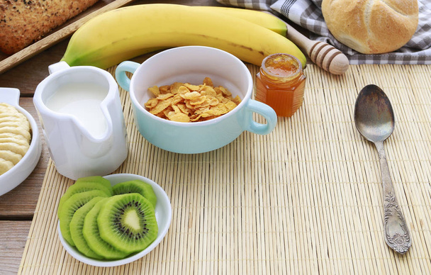 Frühstückszeit: Obst, Brötchen und Honig. - Foto, Bild