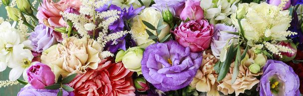 Blütenhintergrund mit Rose, Eustoma, Nelke und Spiraea.  - Foto, Bild