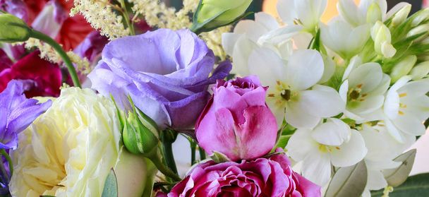 Blütenhintergrund mit Rose, Eustoma, Nelke und Spiraea.  - Foto, Bild