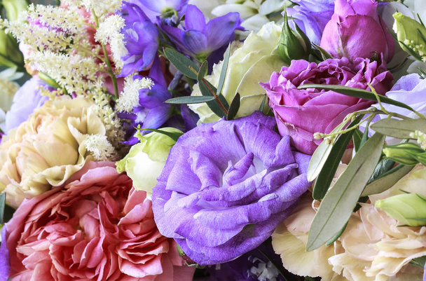 Květinové pozadí s růží, eustom, karafiátu a Spiraea.  - Fotografie, Obrázek