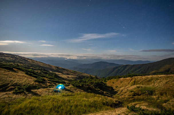 Zelt in einer mondhellen Nacht in den Bergen - Foto, Bild