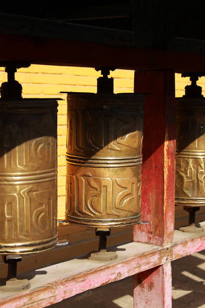 Gebeds molens close-up in Gandantegchinlen klooster (Gandan), Ulaanbaatar of Ulan-Bator, Mongolië. - Foto, afbeelding