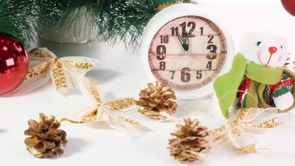 Mutlu yıllar 2020. Yapay fare ile Noel kompozisyonu, yılın sembolü. Bir Noel ağacı, hediye kutuları ve saatler yakınında Oyuncak Rat. - Video, Çekim