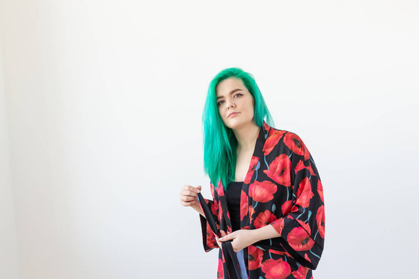 Портрет, мода і забарвлення волосся концепція - молода жінка з зеленим волоссям, одягнена кімоно на білому тлі з місцем для тексту
 - Фото, зображення