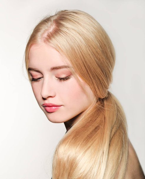 Portrait of beautiful blonde young woman face.  Spa model girl w - Fotoğraf, Görsel