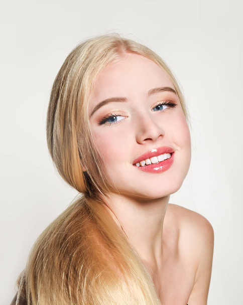 Portrait of beautiful blonde young woman face.  Spa model girl w - Foto, afbeelding