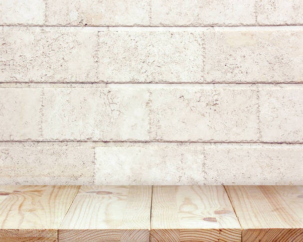 пустой деревянный стол на фоне грубых бетонных блоков
 - Фото, изображение