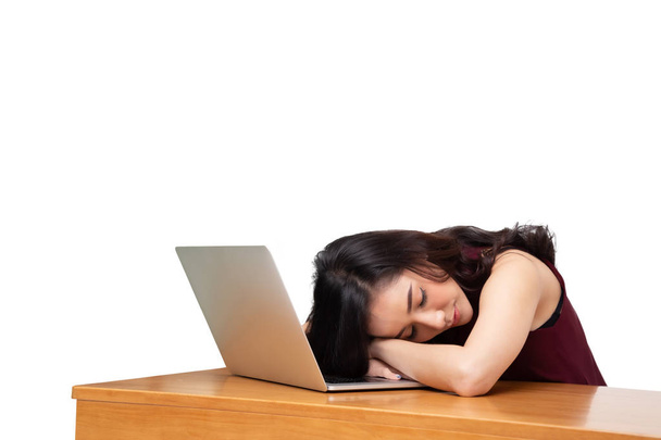Hyvin väsynyt liike Aasian nainen nukahti kannettavan tietokoneen
 - Valokuva, kuva