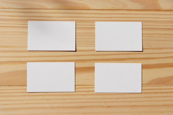 papel branco em branco sobre fundo de madeira. cartão de visita com estilo rústico
. - Foto, Imagem