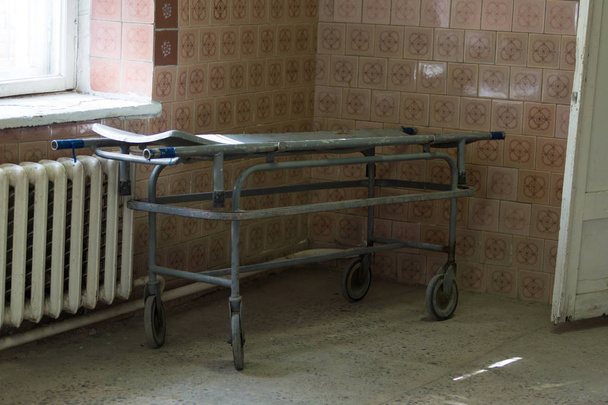 Hastane koridorunda eski sedye yatağı. Korkunç bir eski hastane ya da morg. - Fotoğraf, Görsel